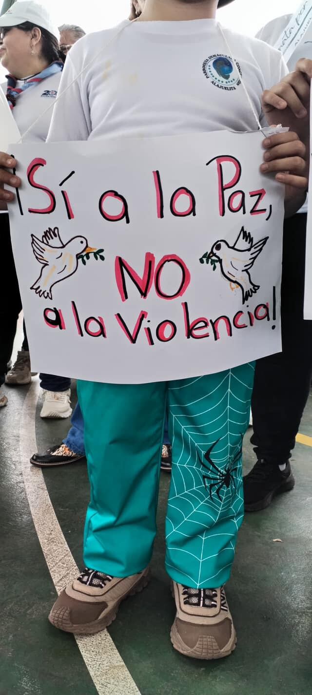 “Caminata por la paz” fue el nombre del evento en el cual la iglesia católica y evangélica, así como toda la sociedad del cantón de Alajuelita se unió en una misma voz: “No más violencia y muerte en nuestra sociedad”.