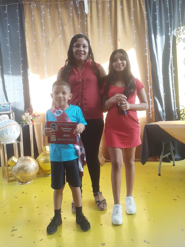 Angélica María Guevara Obando, estudiante de octavo año del Liceo Nocturno La Cruz, en Guanacaste, será la primera costarricense en correr con la Antorcha Centroamericana de la Libertad, este próximo 13 de setiembre. En la foto con sus hijos Kevin de 7 años y Elizabeth de 13 años.