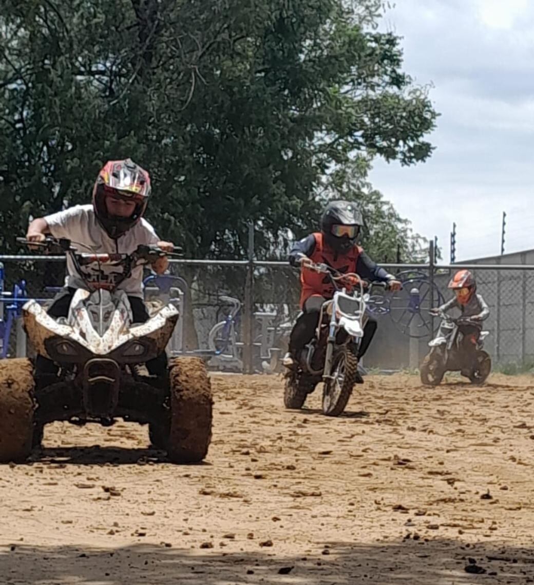 Kalebh Villegas Vargas, es un vecinito de Alajuelita, tiene 9 años y, como él mismo asegura, es un milagro de Dios porque cuando ni la medicina daba nada por su vida, una visita muy especial marcó un cambio en su salud. Llegó el padre Sergio Valverde de Obras del Espíritu Santo a la UCI del Hospital de Niños con el Santísimo.