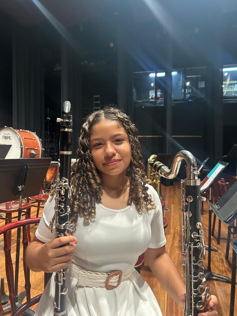 En Río Jiménez de Guácimo, en Limón, una joven, Betsabeth Morán Delgado, tiene apenas 16 años, pero cuando habla de instrumentos, partituras y escenarios lo hace con la seguridad de quien encontró muy temprano el amor de su vida.