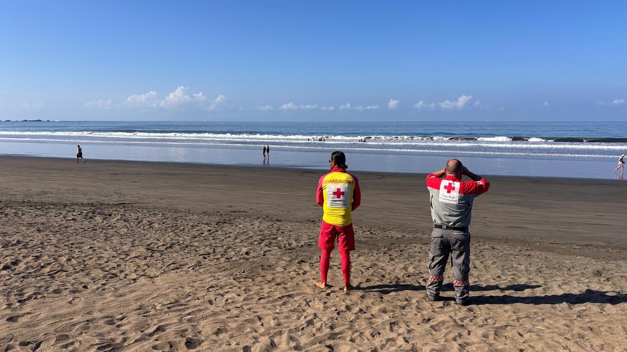 Un hombre cumplirá 72 horas desaparecido en playa Jacó, mientras la Cruz Roja mantiene un amplio operativo de búsqueda en la zona. Foto: Cruz Roja