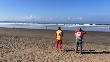 Angustia en Puntarenas: buscan a persona desaparecida tras ser arrastrada por fuerte corriente