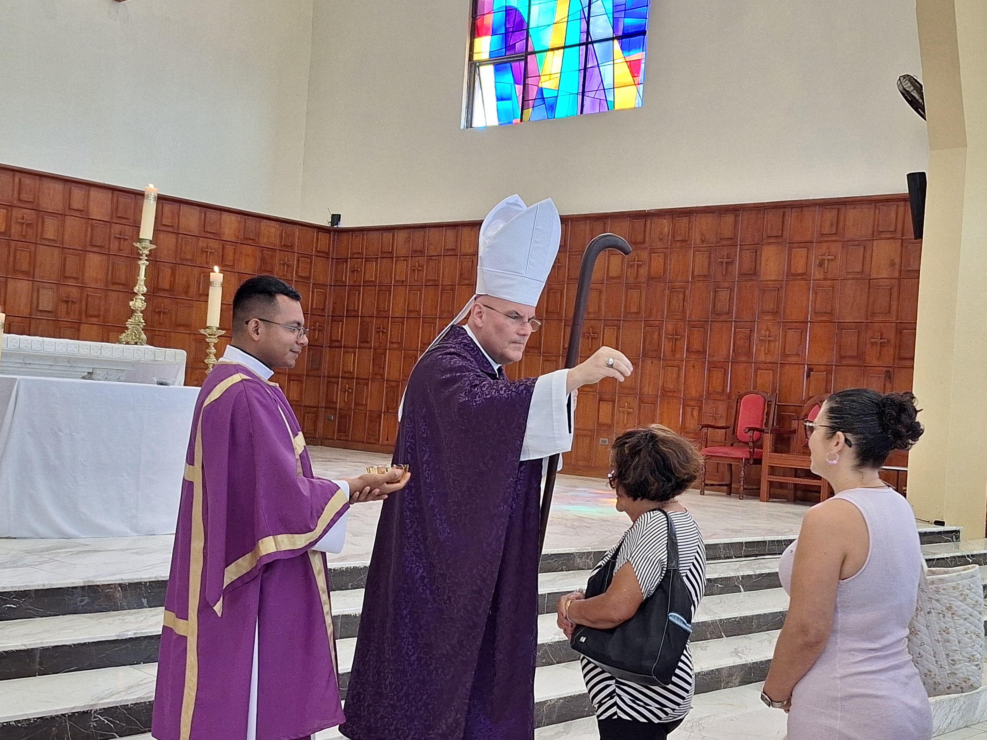 Monseñor José Manuel Garita, obispo de Ciudad Quesada, impone la ceniza el miércoles 18 de febrero del 2026 en la celebración del Miércoles de Ceniza.