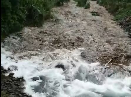 Dos hombres lograron salir del río por sus propios medios.