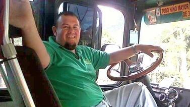 Lloran la trágica muerte de conductor que falleció prensado en las piñas de su tráiler