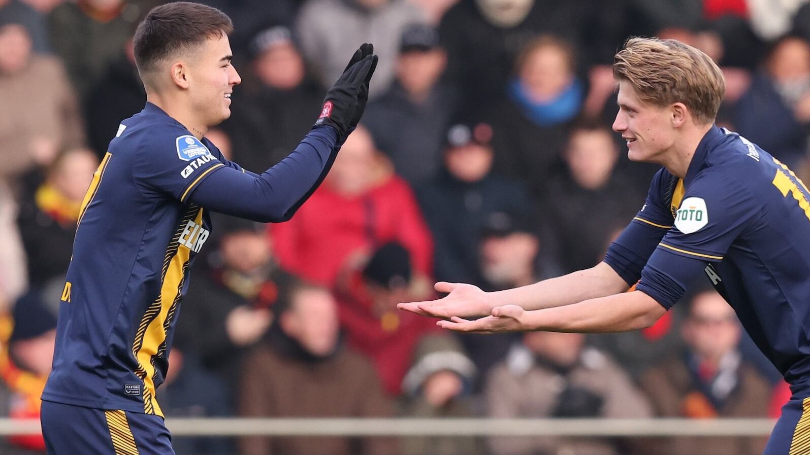 Manfred Ugalde anotó y puso asistencia en el triunfo del Twente ante el Go Ahead Eagles. Foto: X