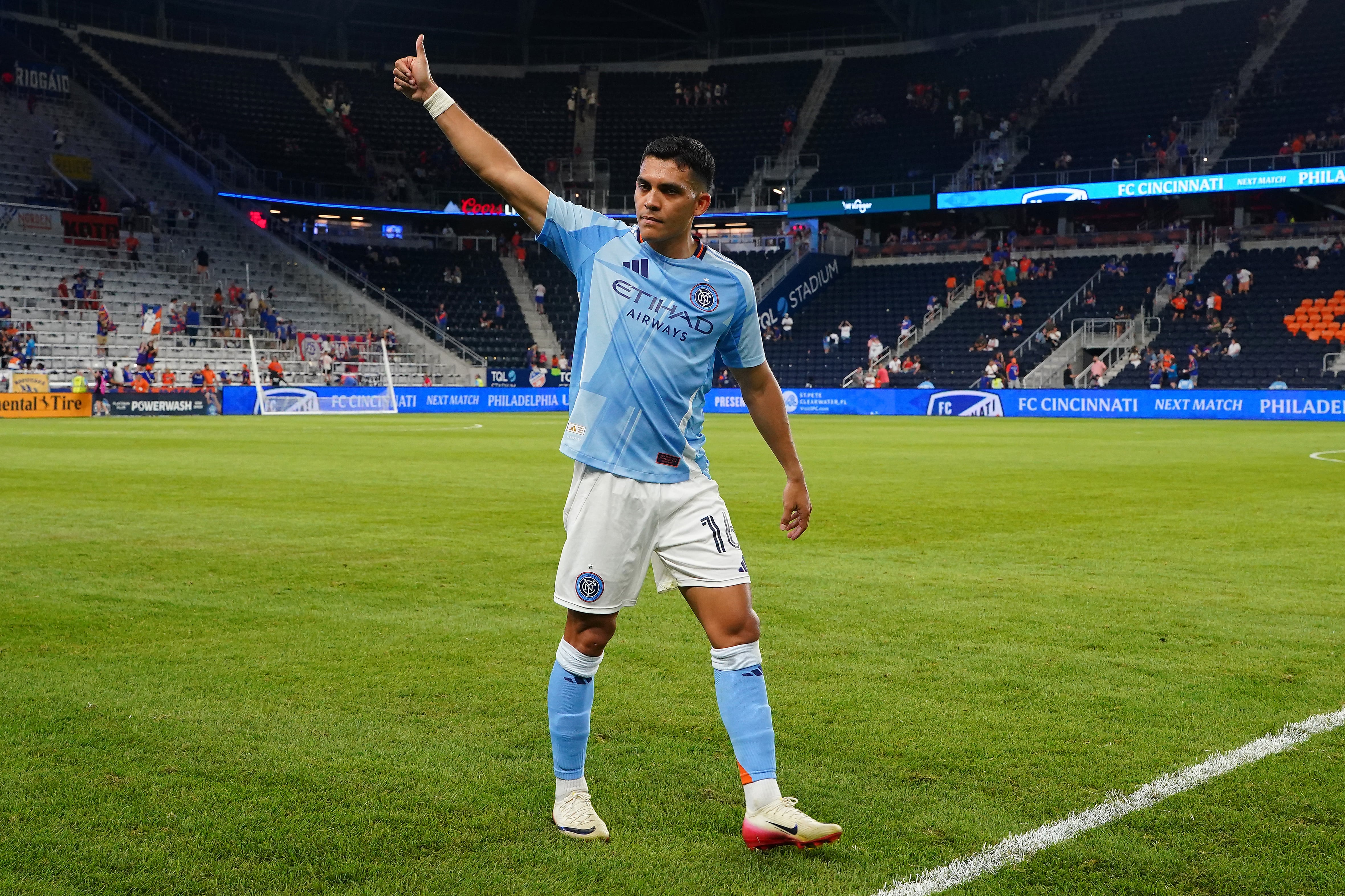Alonso Martínez saluda a los aficionados en el TQL Stadium tras el partido ante el Cincinnati, este sábado 23 de agosto.