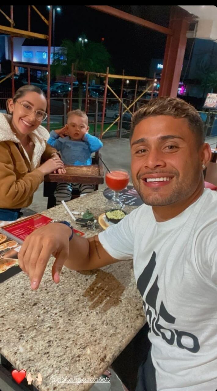 Kevin Chamorro, su bebé y Ashley Arguedas