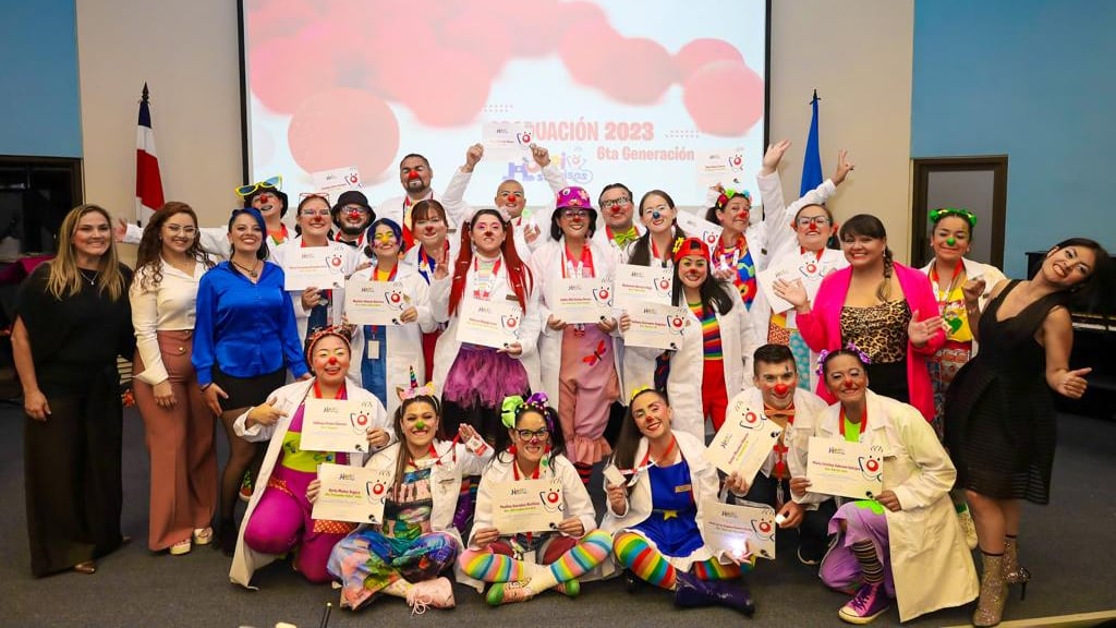 Doctores payasos curan a los pacientes de los hospitales con humor y amor
