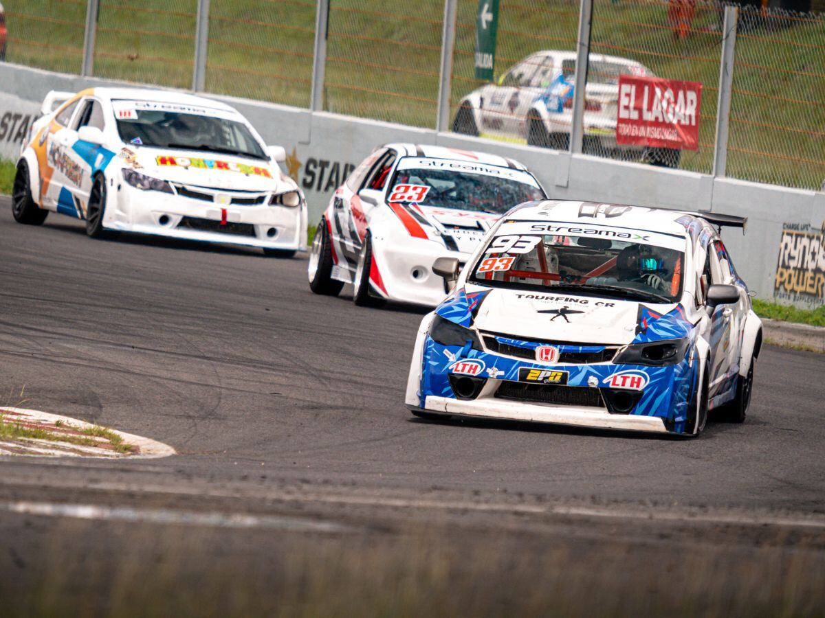 El Campeonato Nacional de Automovilismo 2024 calienta motores para dar fin a una larga y emocionante jornada. Foto cortesía de Costa Rica Racing League.