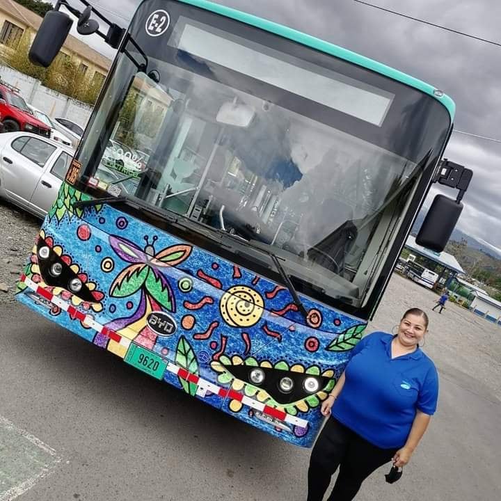 Ingrid Otárola Angulo, una aserriceña de 39 años que es chofer de bus para la empresa Grupo Auto Transportes Desamparados, empresa que le da servicio a Desamparados, Aserrí, La Capri y Los Guido, y que tuvo desde el 23 de febrero al 23 de julio, dos buses eléctricos.