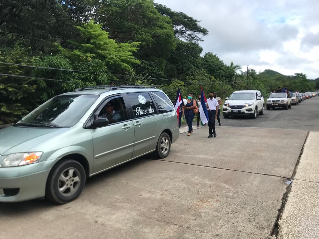 Funeral de padre y sus dos hijos que fallecieron a consecuencia de choque ocurrido en Cartagena de Santa Cruz. Foto cortesía Noti Cartagena.