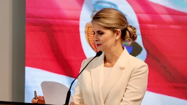 Video deja mal parada a la DIS por exponer a la presidenta Laura Fernández ante sospechoso detenido por graves delitos del caso Éxodo