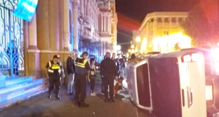 Vuelco de carro al frente del edificio de Correos de Costa Rica en San José. Foto Policía Municipal de San José.