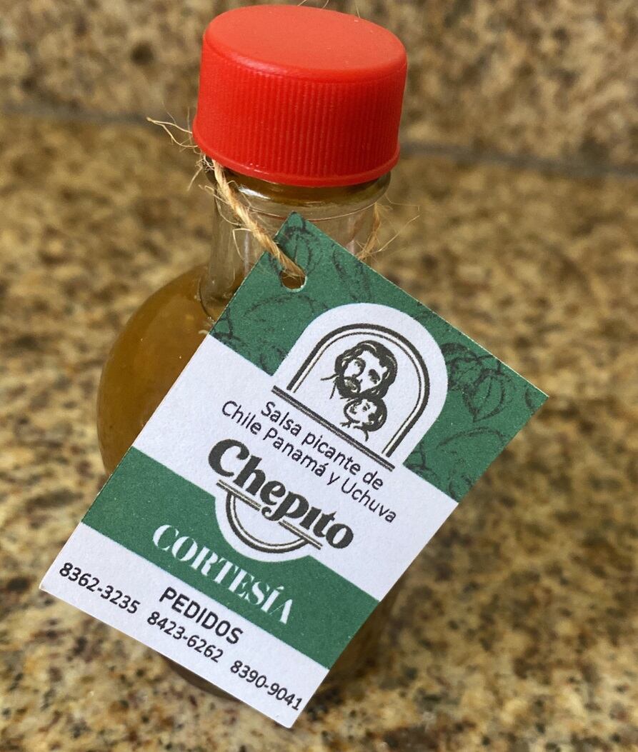 Monseñor Daniel Francisco Blanco Méndez, el obispo auxiliar de la arquidiócesis de San José, heredó de su mamita, doña Zita Méndez, la cuchara y por eso hace unas chileras que saben a pura bendición del cielo, se llaman Chileras Chepito