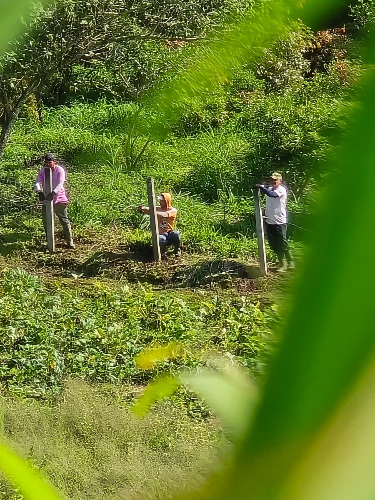José Miguel Sandoval recorre la montaña para atender fugas de agua en Las Mesas de Paraíso.