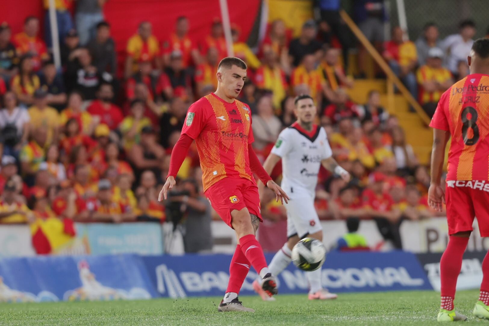 22/12/2024 / Juego entre Herediano vs Liga Deportiva Alajuelense por el partido de ida de la gran final del torneo Apertura de la Liga Promerica / foto John Durán