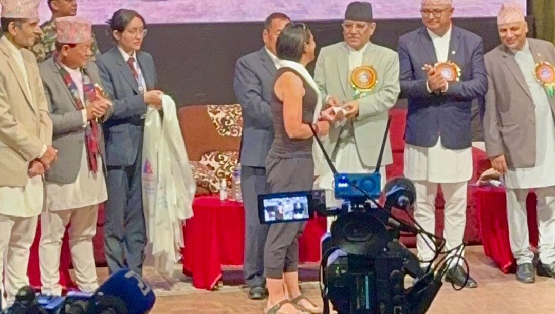 Ligia Madrigal recibió un reconocimiento en Nepal por conquistar la cima del Everest, en el Día Internacional del Everest.