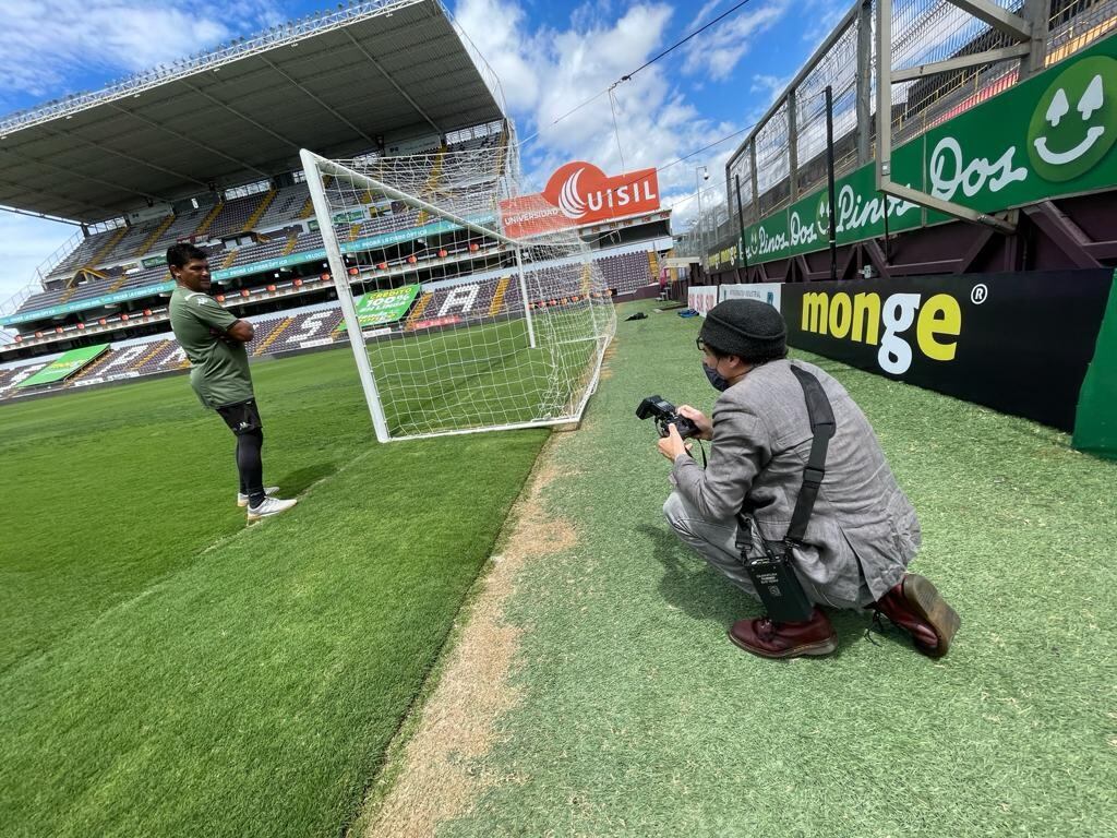 El periodista Loïc Pialat vino al país para hacer un trabajo sobre Keylor Navas y promete volver para ver a Saprissa jugar con aficionados. Cortesía.
