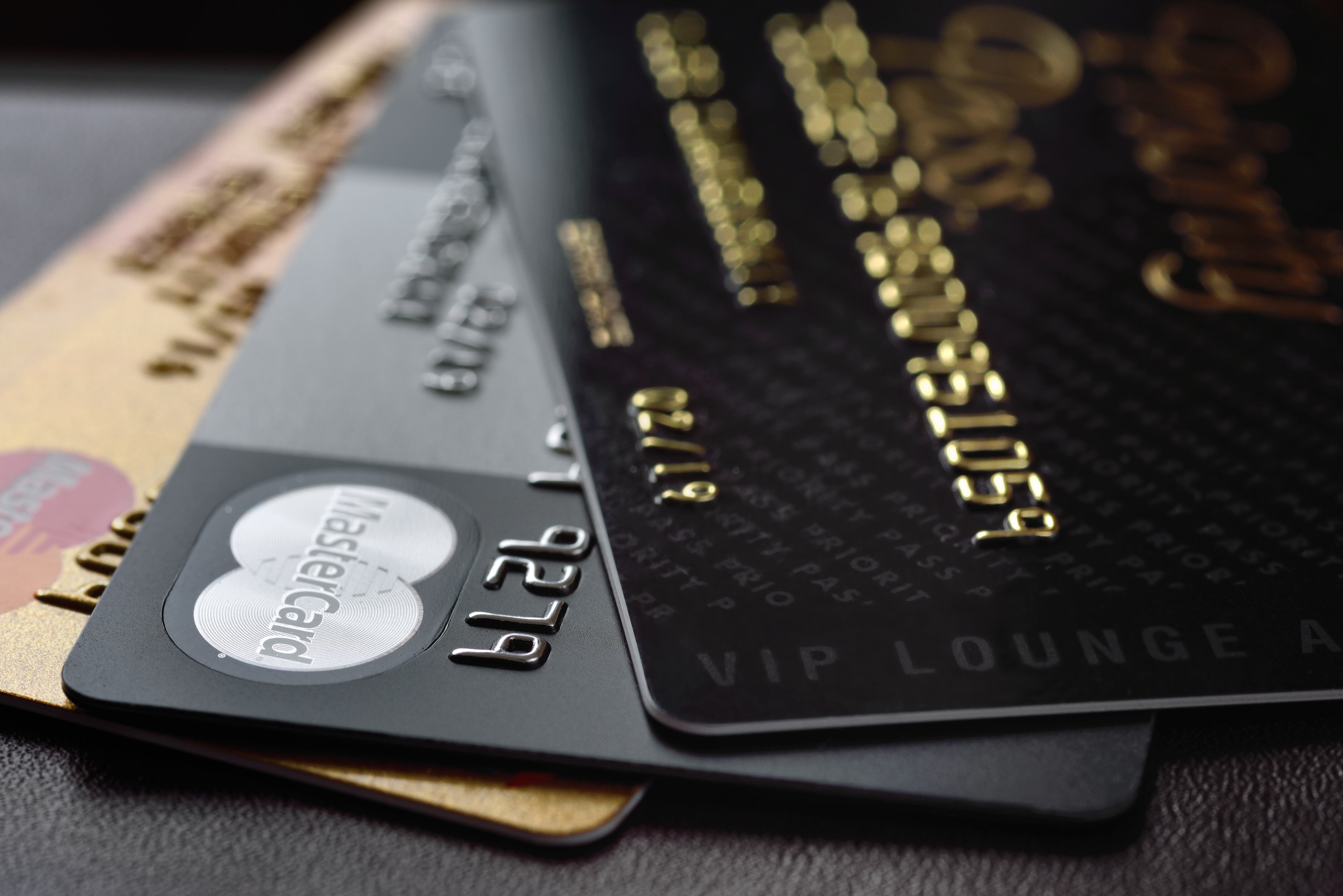 Tarjetas de crédito premium de distintos bancos en Costa Rica, reflejando exclusividad y beneficios financieros para clientes de alto poder adquisitivo.
