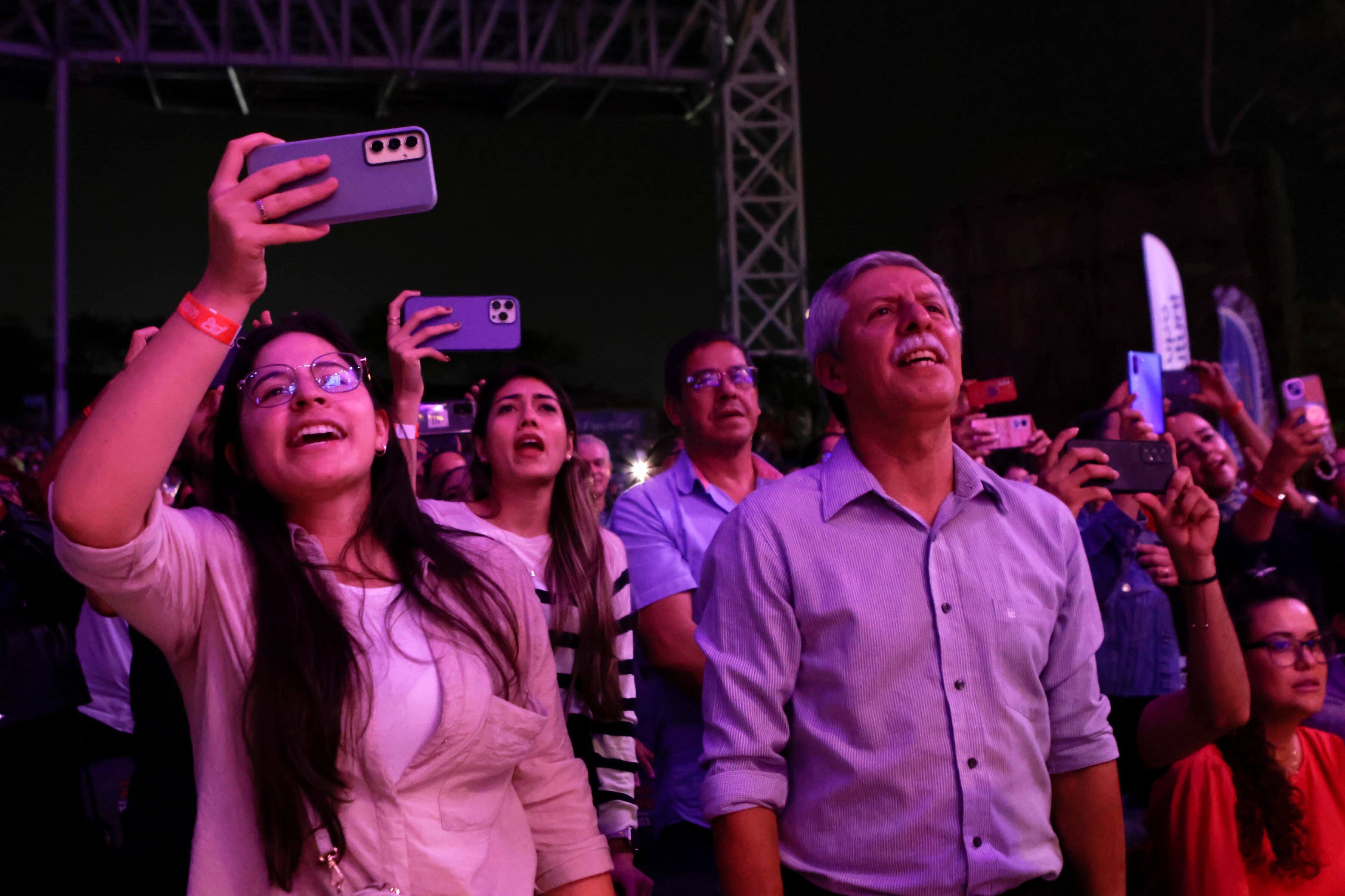 27/04/2024. Parque Viva. La Guácima de Alajuela. Hora: 08:00 p.m. El dúo australiano Air Supply ofreció un concierto este sábado en el anfiteatro Coca Cola de Parque Viva, ubicado en La Guácima de Alajuela, donde el telonero fue la Orquesta Filarmónica de Costa Rica. Fotos: Mayela López