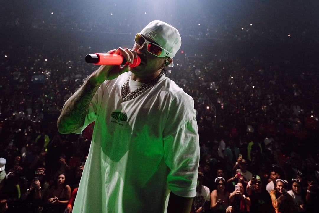 Feid no deja de encantar al público costarricense con su talento y carisma.