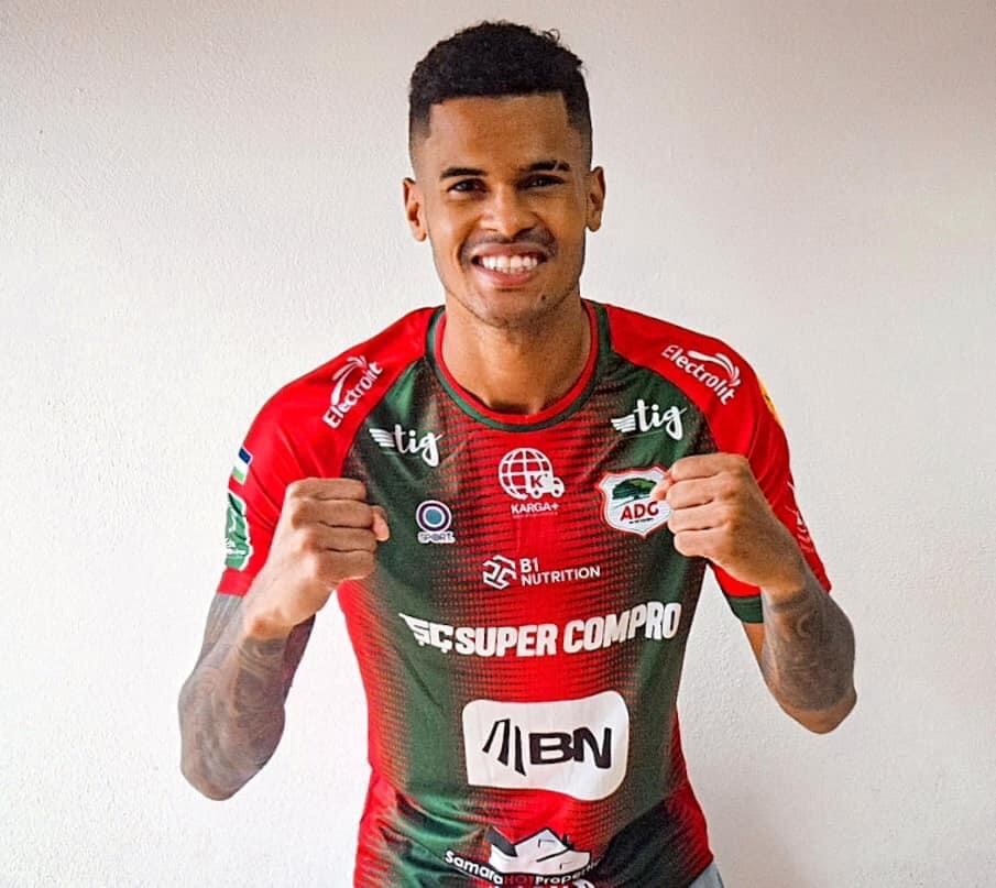 Yael López firmó el sábado su contrato con Guanacasteca.