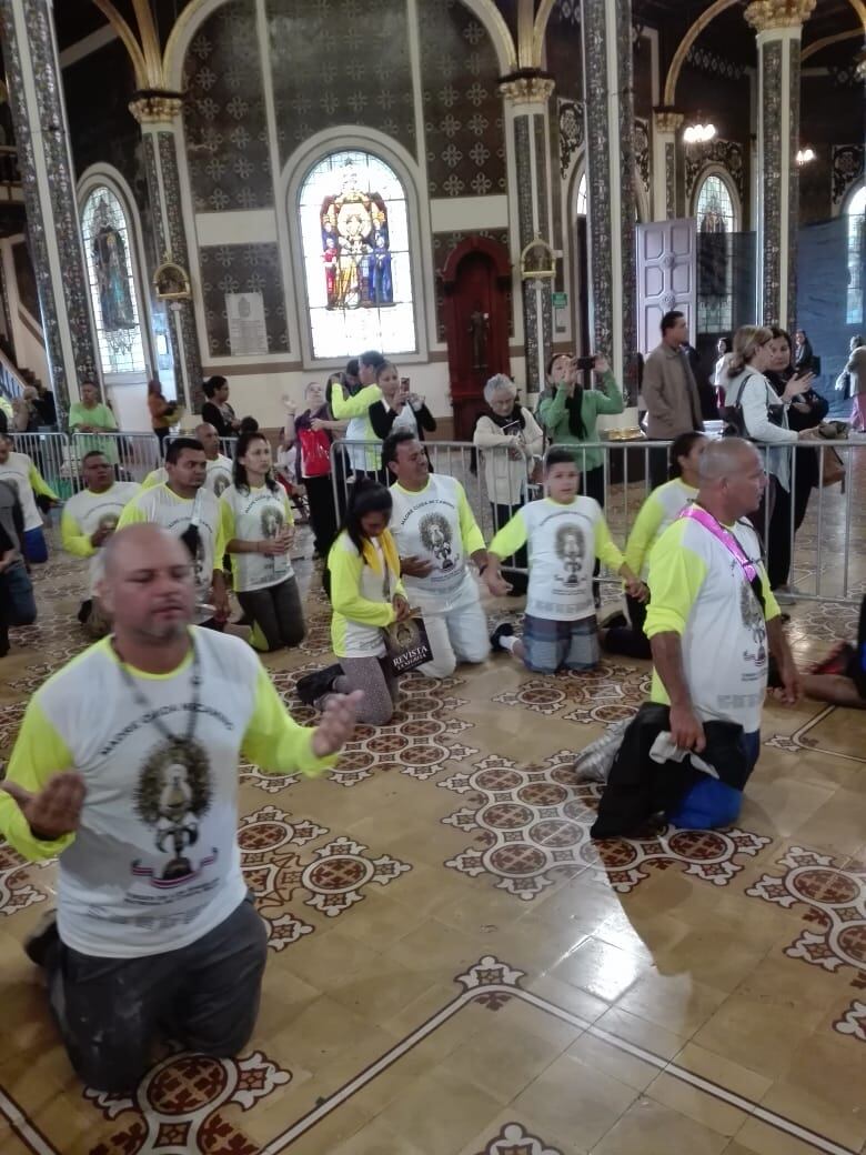Con reuniones, grupos de WhatsApp bien activos y llamadas telefónicas, ya calientan motores tres de las romerías, hasta la basílica de nuestra señora de Los Ángeles en Cartago, más largas del país. En la foto romeros que peregrinaron desde Bribrí de Talamanca a Cartago.