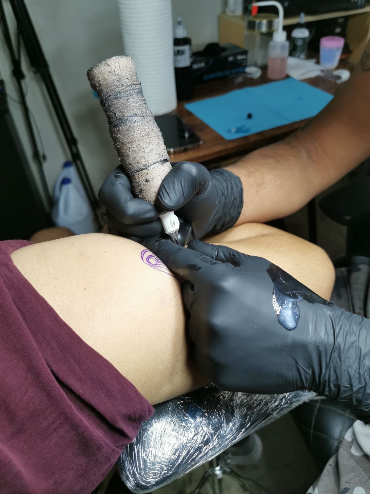 Carlos Chinchilla, de Deportes Repretel, lleva a La Negrita en su piel desde hace dos años