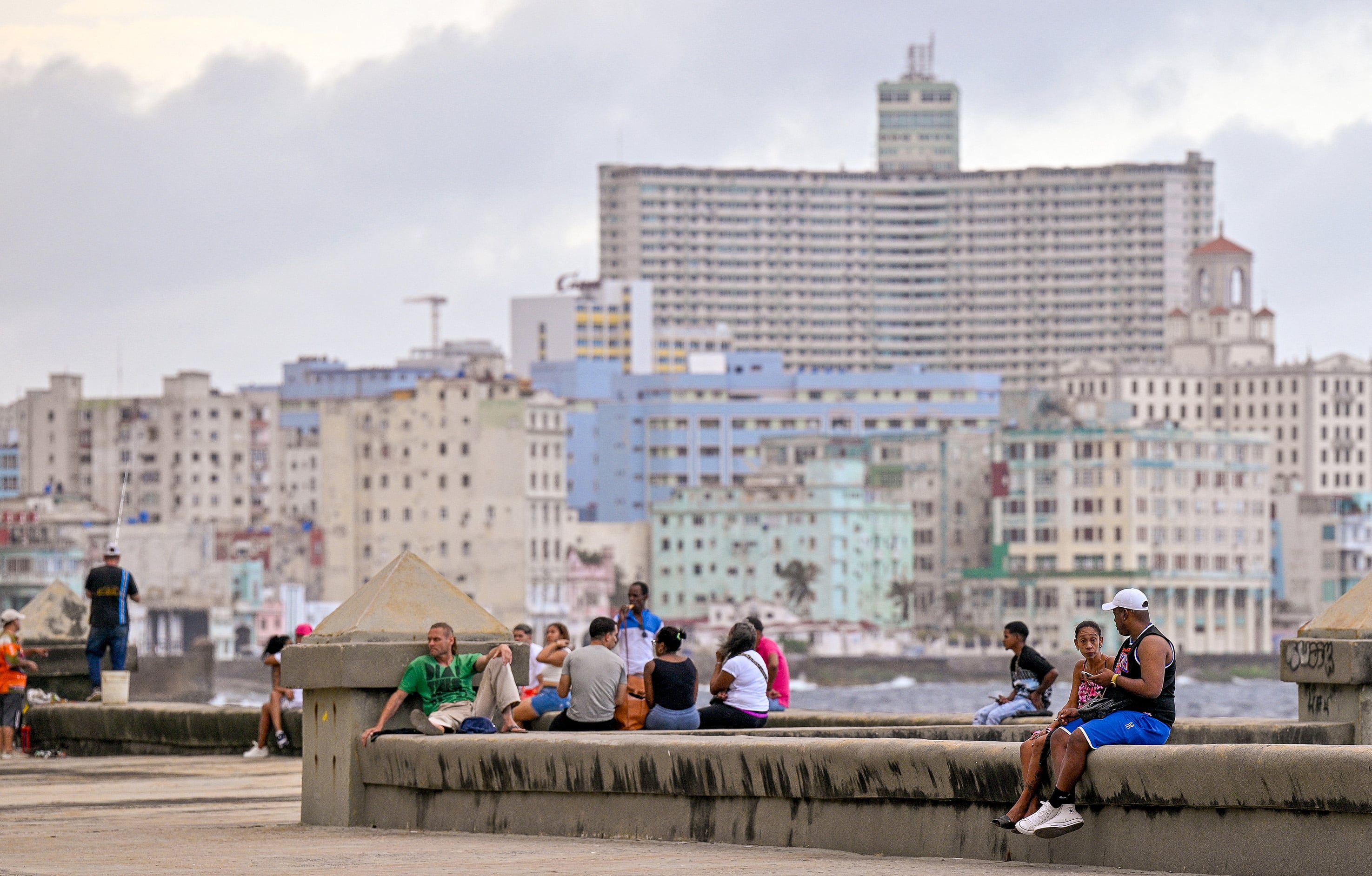 La gente se reúne después de un apagón en el Malecón de La Habana el 4 de marzo de 2026.