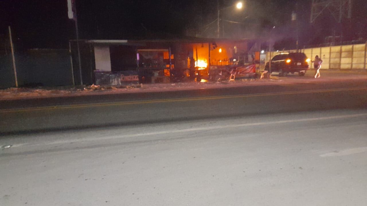 Los sujetos provocaron el incendio en horas de la madrugada. foro Diario Mirador.