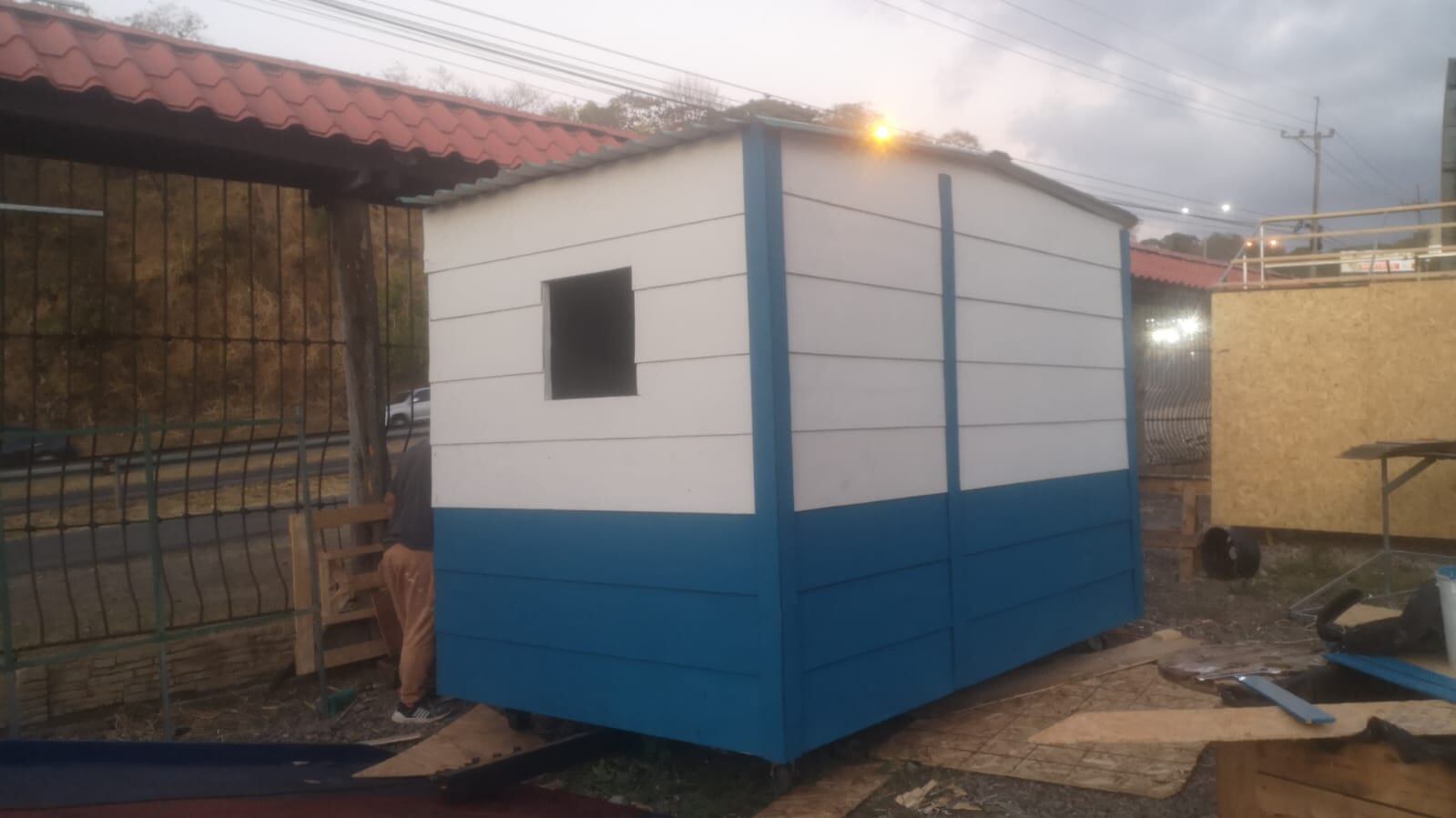 Donación de minicasa rodante a familia afectada por incendio. Foto cortesía Canal 36.