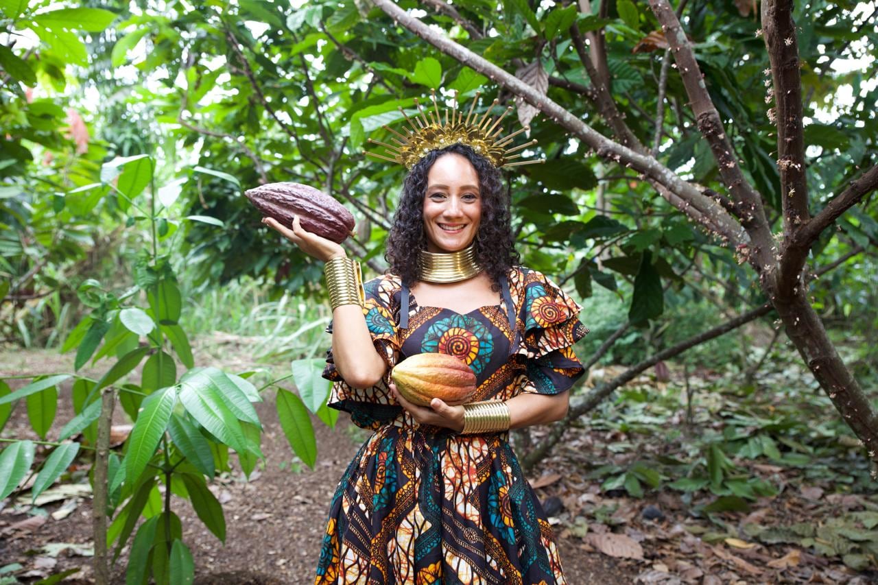 Andreas Cordero Ramírez en Hone Creek, Talamanca, ejerció más de 20 años como periodista, pero decidió volver a su amada tierra para emprender con chocolate 100% artesanal y natural. Su negocito se llama "Morena Clara".