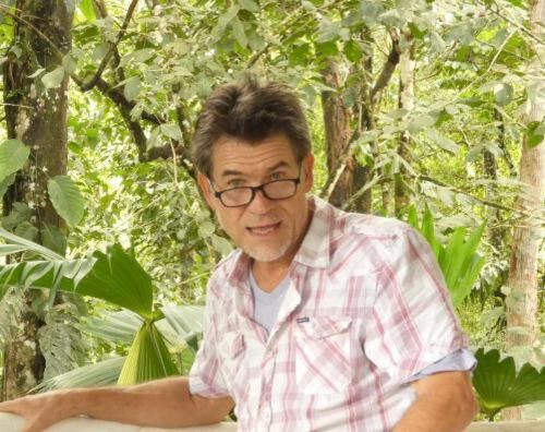 El estadounidense Michael Cranford se vino hace 20 años para Costa Rica y construyó una casa en un árbol en la península de Osa. Se quemó (hartó) de su trabajo y renunció.