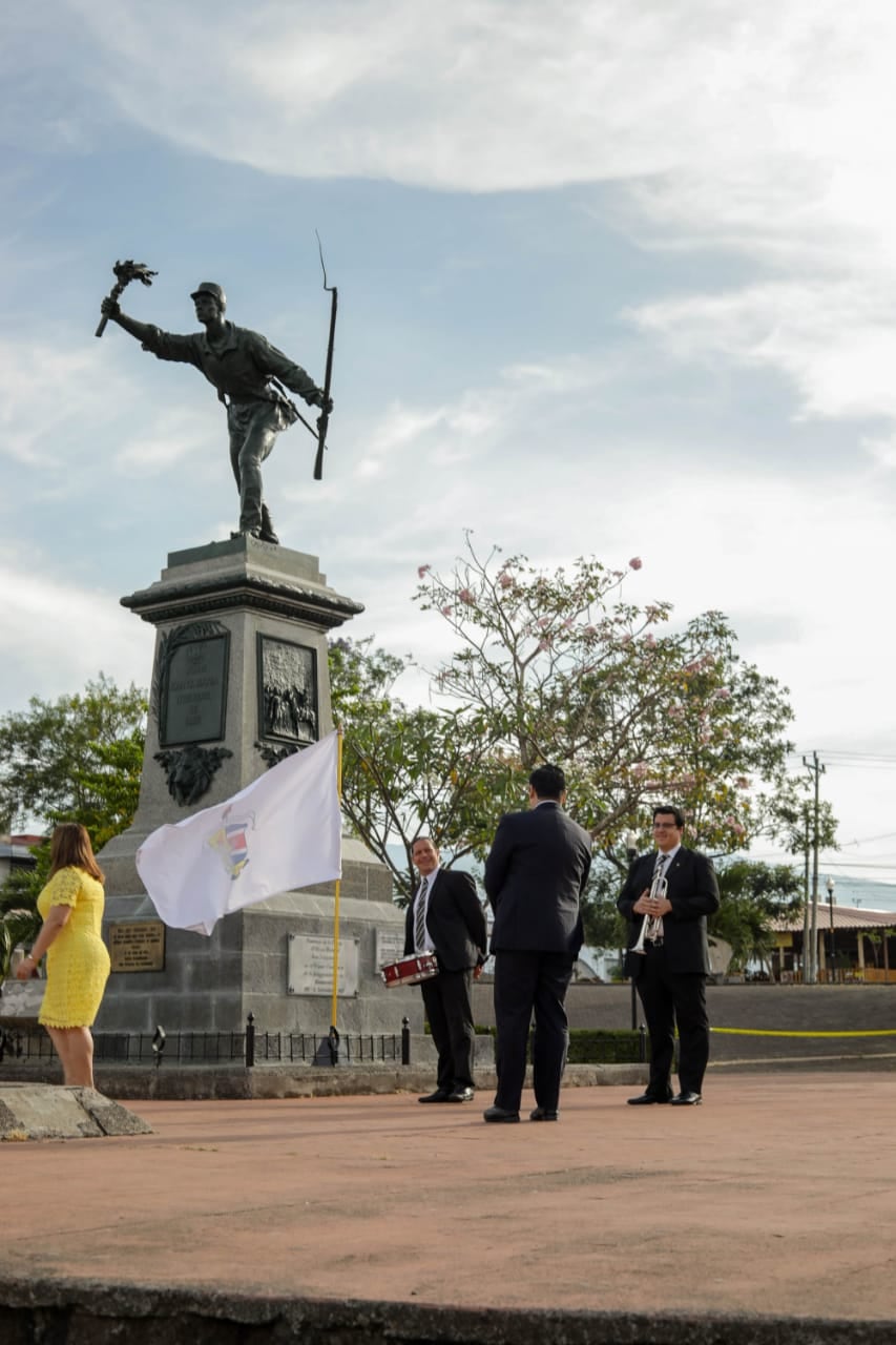 Jesús Campos y Julio Camacho fueron los dos únicos músicos de la Banda de Alajuela en los actos del 11 de abril en Alajuela. En la foto el presidente Carlos Alvarado y la alcaldesa de Alajuela Laura María Chaves Quirós