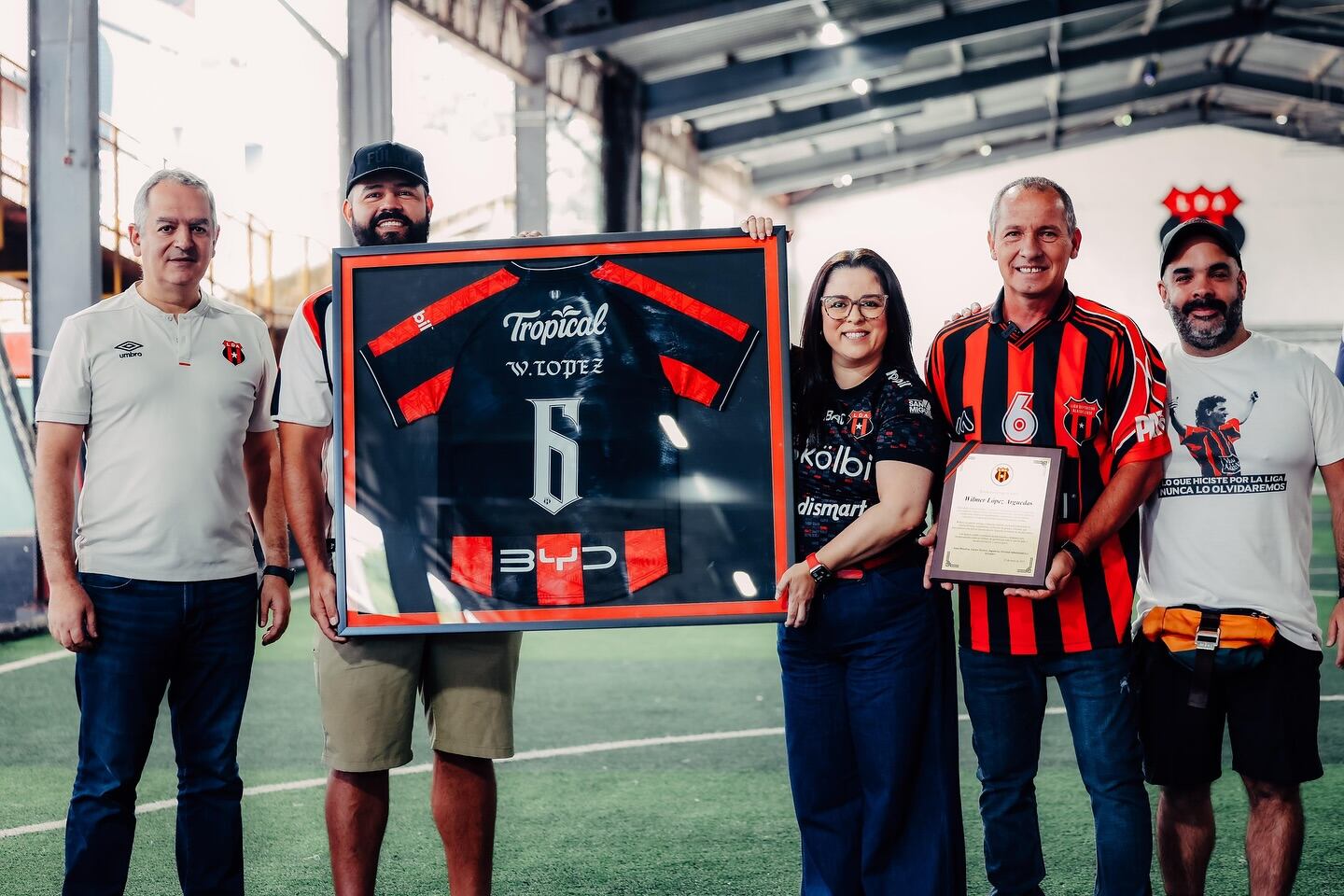 Wílmer López recibió su camisa 6 enmarcada como un obsequio, al igual que una placa. En la fotografía lo acompañan Joseph Joseph, Roberto Moya, Cinthya Bonilla y Francisco González.