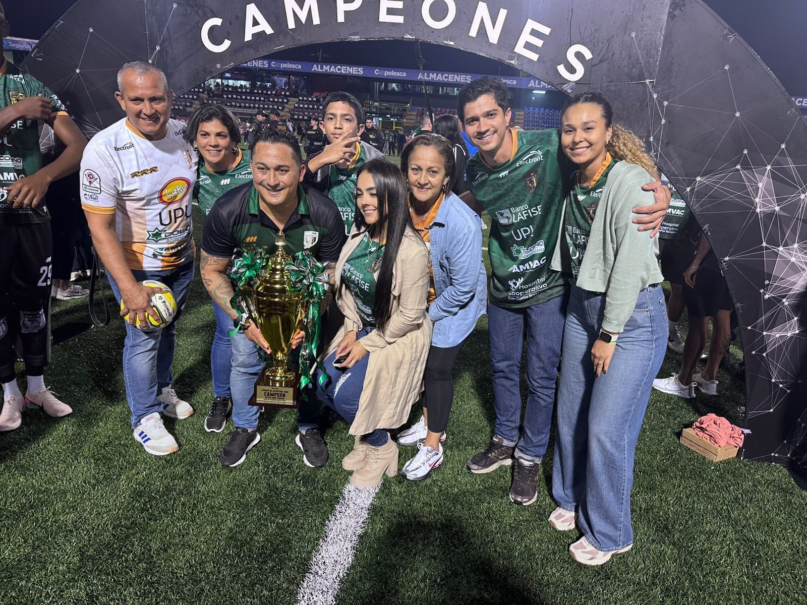 Yosimar Arias, gerente deportivo del Inter San Carlos y su familia.