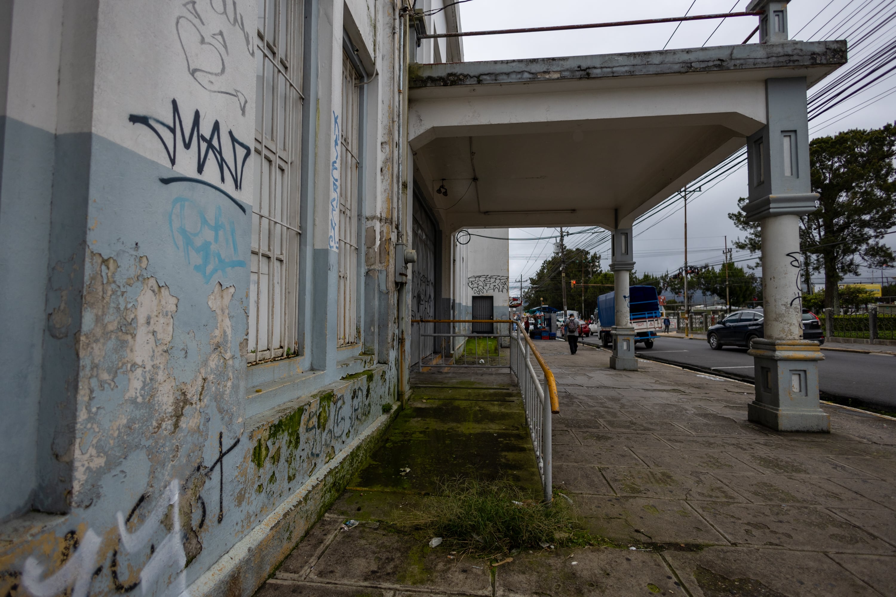 14/11/2024, Cartago, fotografías del Gimnasio del Colegio de San Luis Gonzaga, para poder observar el deterioro en el que está el edificio abandonado.