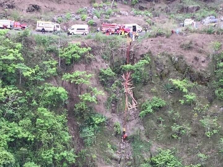 Pareja fallece al caer con su carro a gundo de 100 metros de profundidad en Naranjo de Alajuela. Foto cortesía.