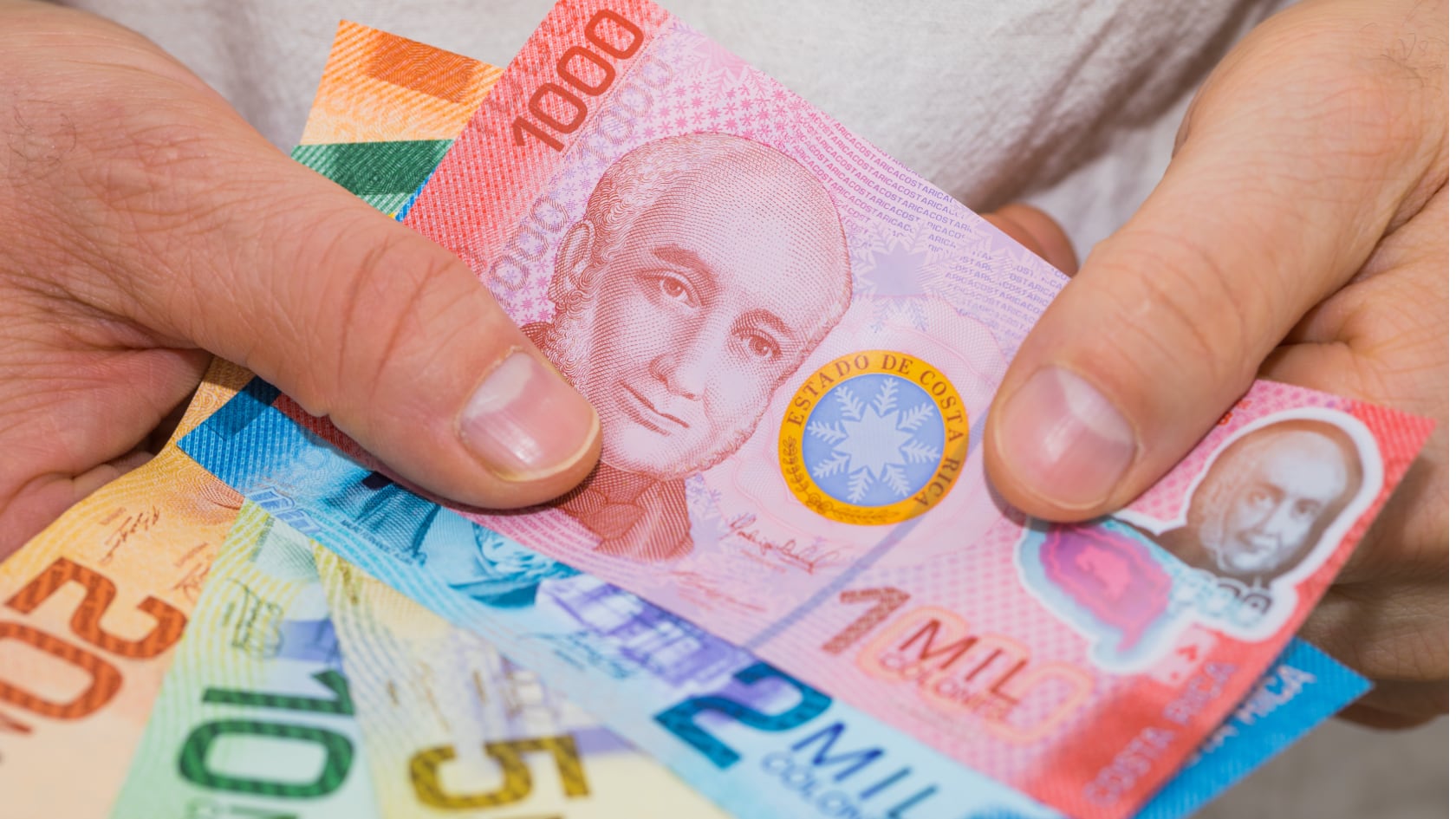 En el sector privado, el salario escolar se paga solo a trabajadores que autorizaron rebajos mensuales como ahorro voluntario.