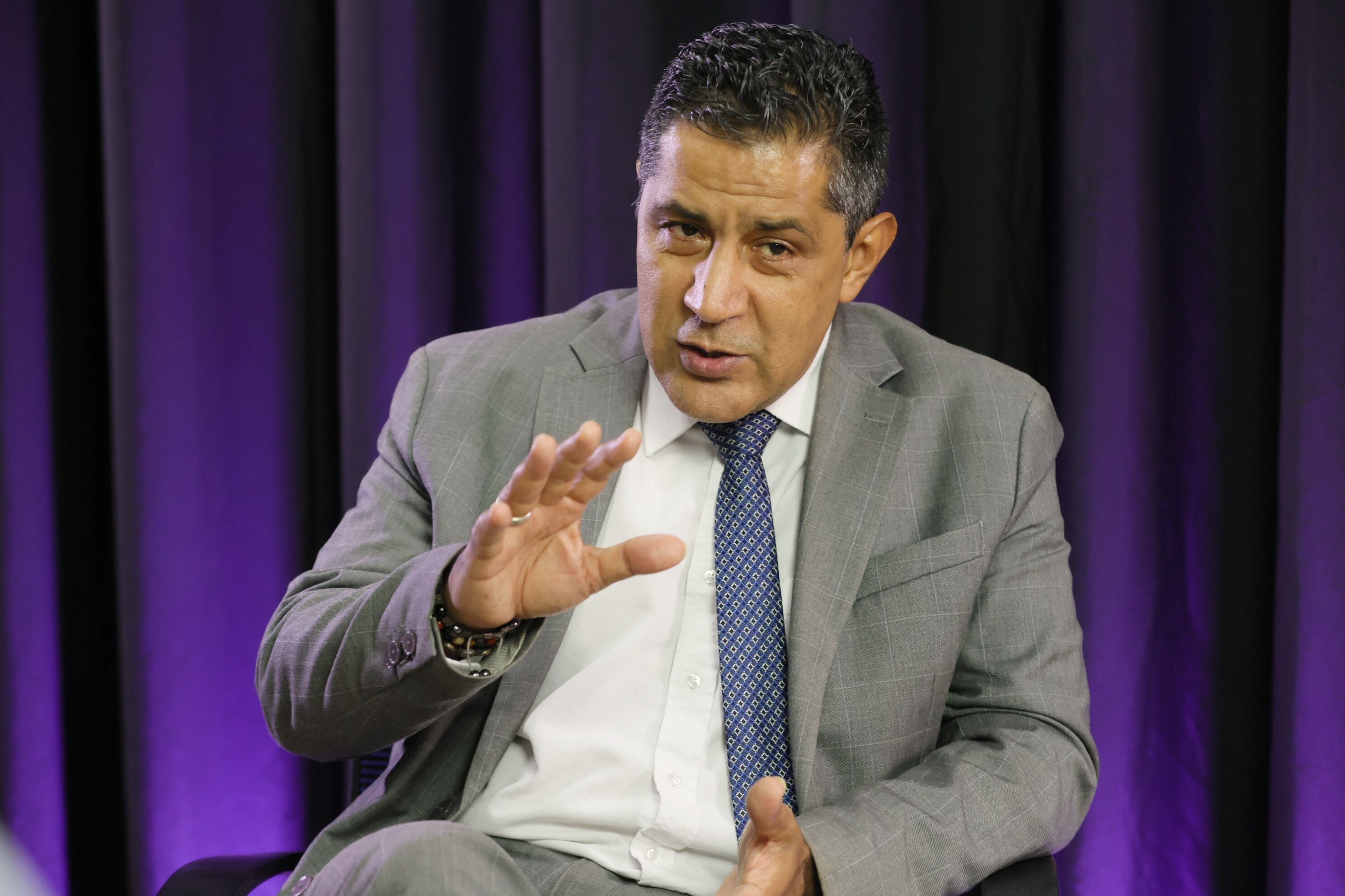 Retratos de Nogui Acosta Ministro de Hacienda durante entrevista para economía de La Nación / Foto John Durán