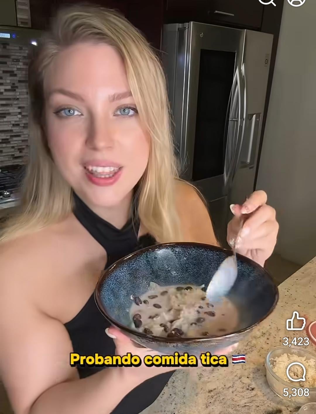 Lauri Bennett probó una mezcla de arroz, frijoles y leche que encontró en TikTok como una supuesta comida típica de Costa Rica.