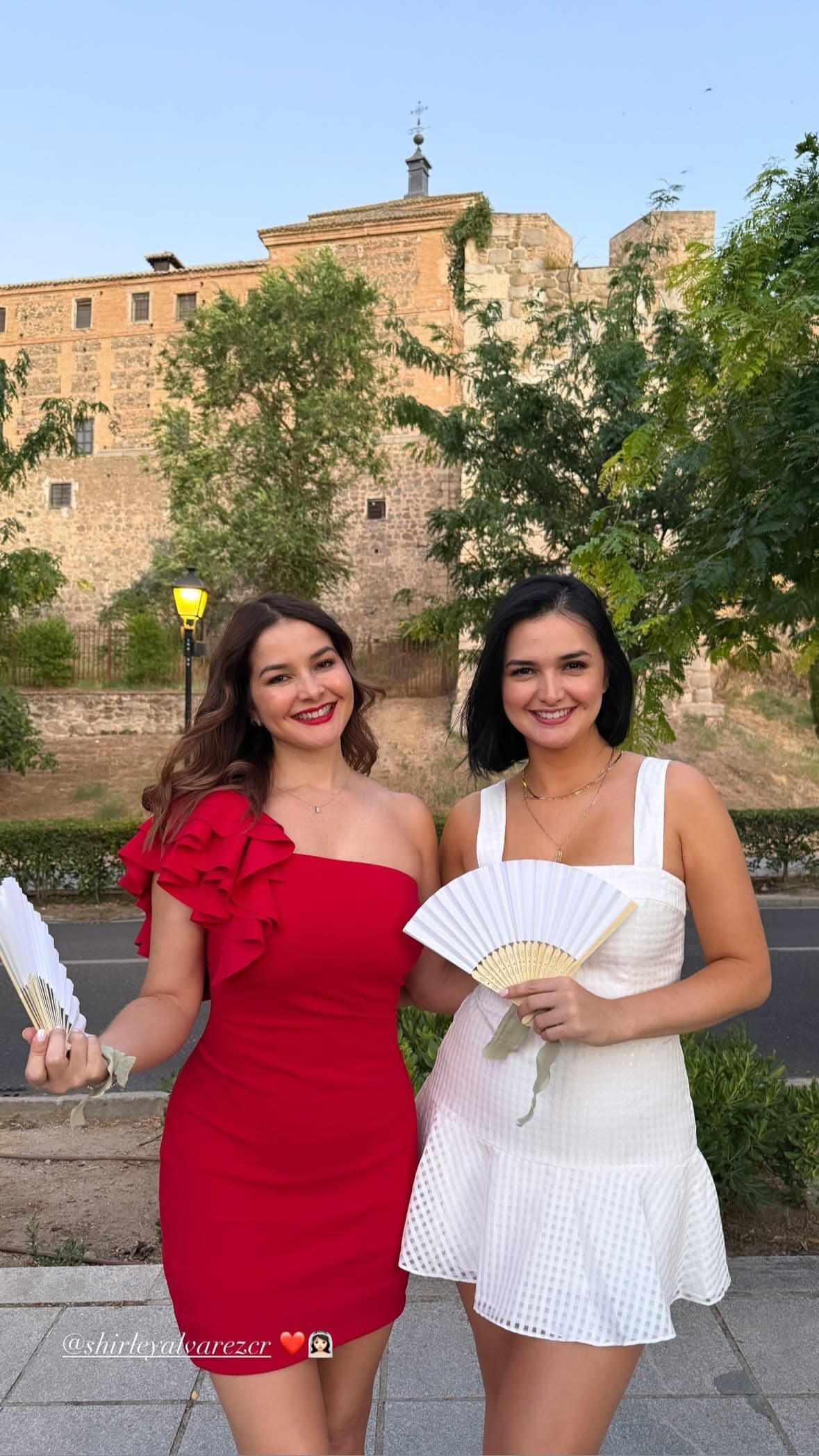 Shirley y Natalia Álvarez durante la despedida de la Shirley en Toledo, España.