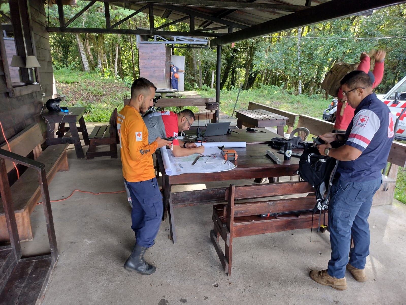 búsqueda de hombre en montañas de heredia