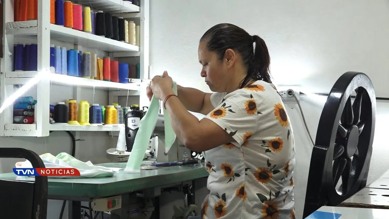 Doña Patricia Cascante Montero es costurera y cosió dos vestiditos para la virgencita de los Ángeles en Cartago