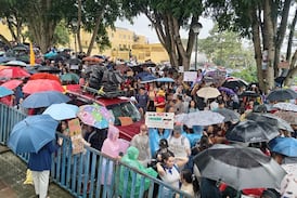 ¡Ni el aguacero los detiene! Manifestantes se mantienen frente a la Asamblea Legislativa