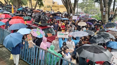 ¡Ni el aguacero los detiene! Manifestantes se mantienen frente a la Asamblea Legislativa