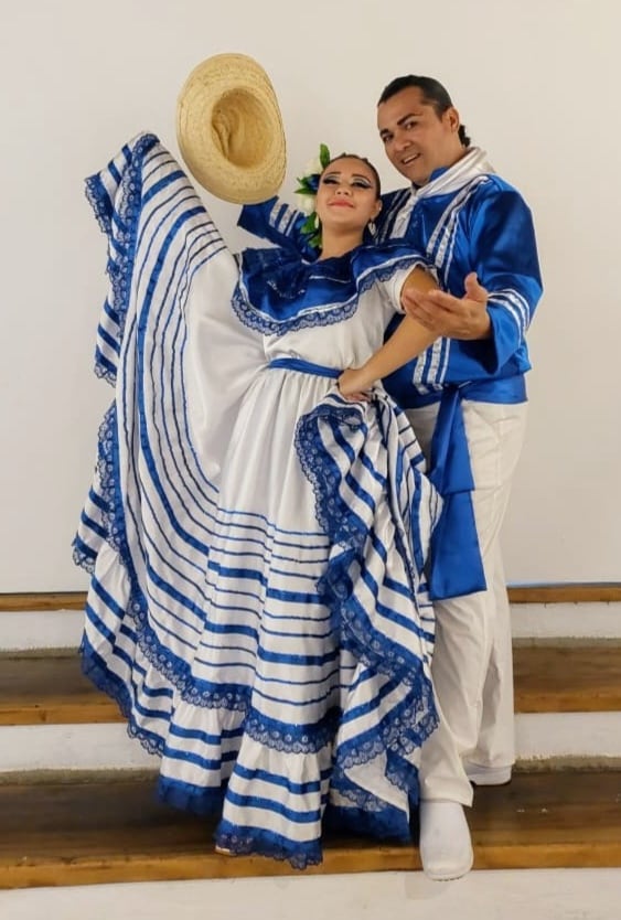 El nicaragüense William Hernández Hernández, trabaja como auxiliar en enfermería, también como estilista y dirige el grupo folclórico Xochiquetzal