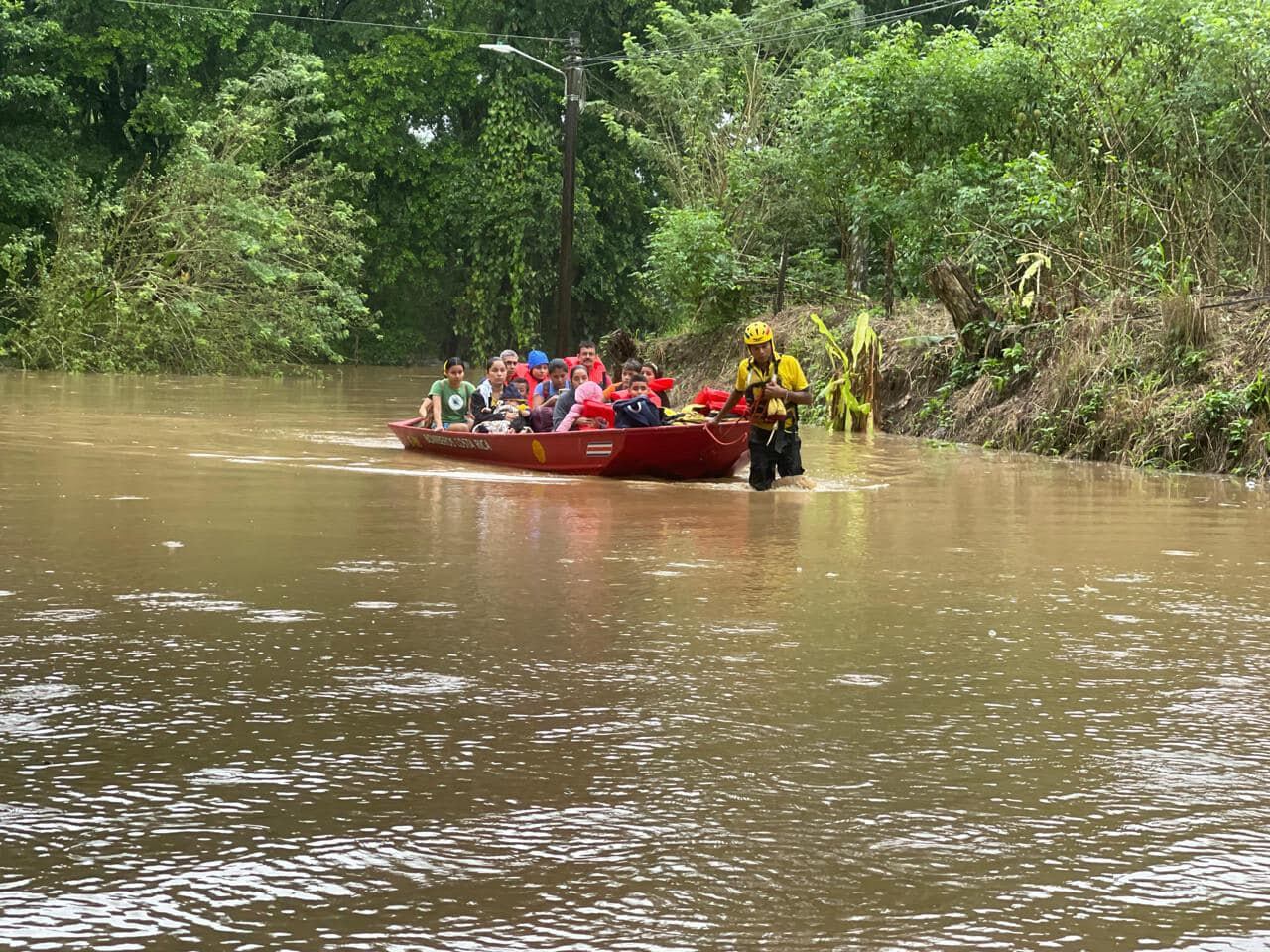 Los habitantes de Sarapiquí y del caribe del territorio costarricense están sufriendo por el mal tiempo, miércoles 4 de diciembre del 2024. Foto: Bomberos