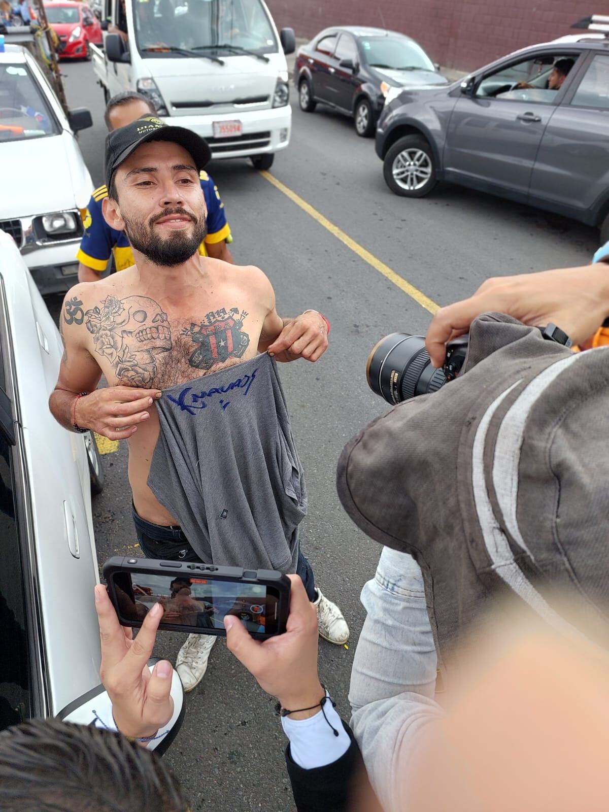 Aficionados y prensa esperando a Keylor Navas en las afueras del Saprissa